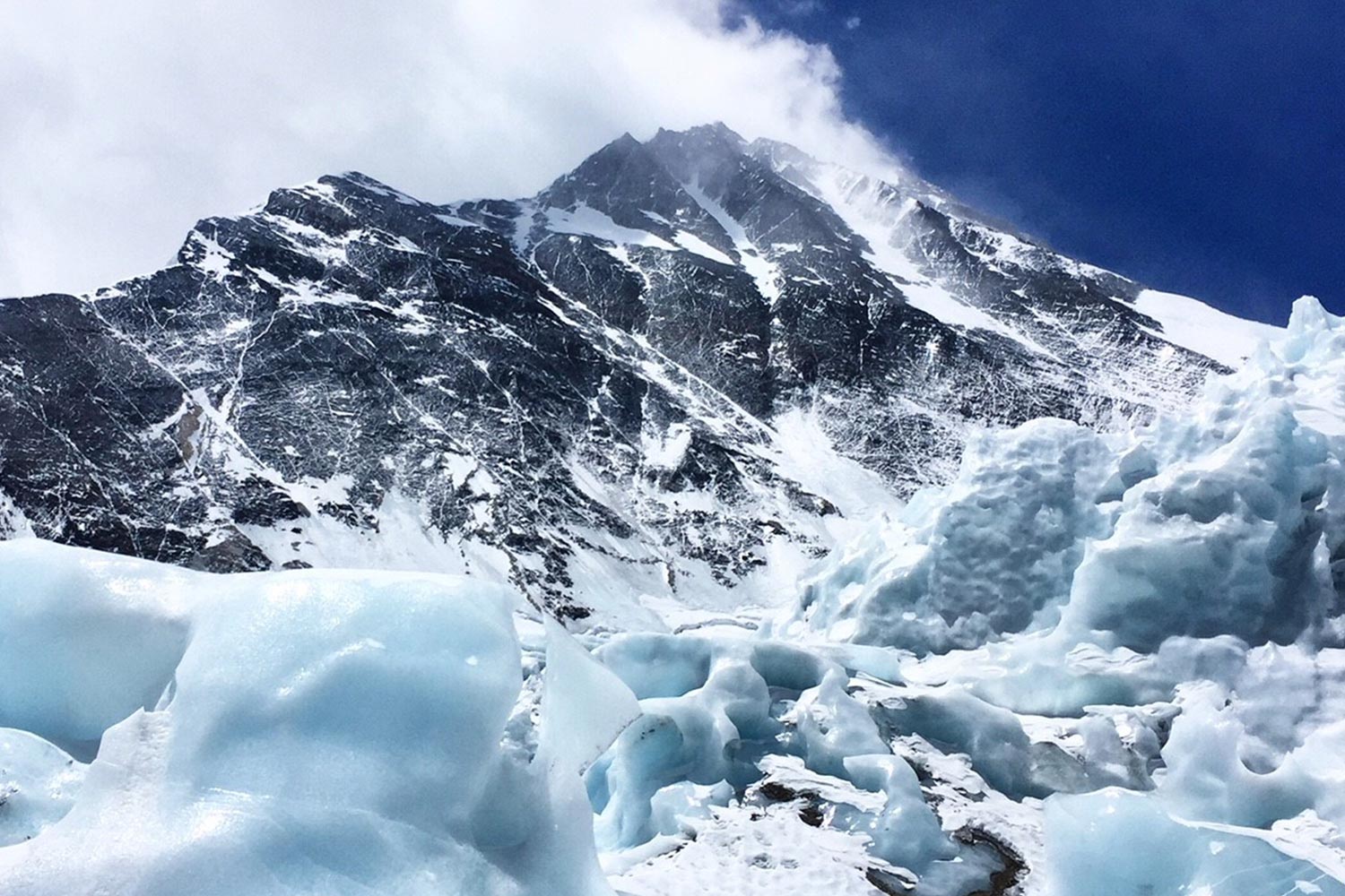 Daytime view depicting the conditions on Mt. Everest. Photo by Mang Lin