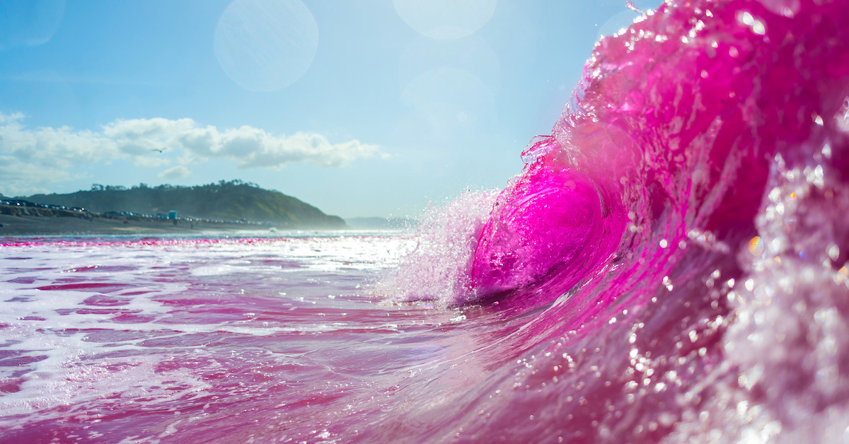 Đủ sức quyến rũ để làm chao đảo trái tim của bạn. Một khung cảnh biển vô cùng đẹp với sắc hồng tươi sáng sẽ khiến bạn muốn đắm mình vào đó mãi mãi.