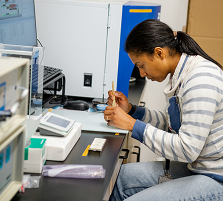 Amina Schartup working in the lab