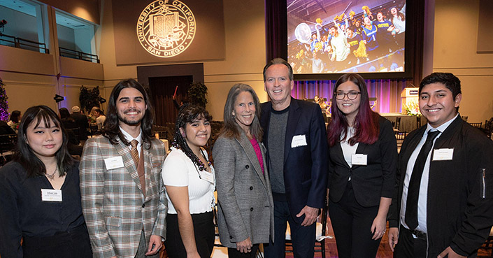 UC San Diego undersgraduate scholars with Karen and Jeff Silberman (at center)