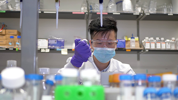 First author Qiangzhe Zhang works on nanosponges in the lab