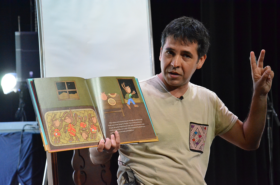 Author Duncan Tonatiuh reads from his book