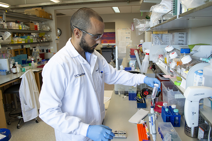 Photo of Miguel Reina-Campos working in the Goldrath Lab.