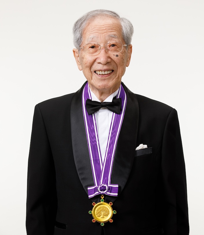 Man in tuxedo with Kyoto Prize medal