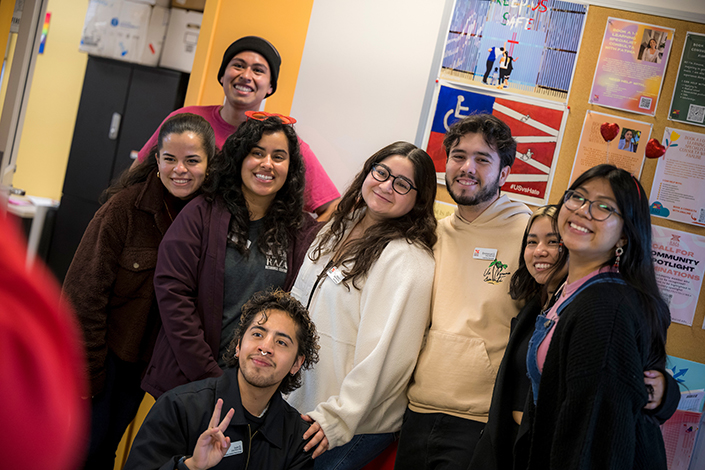 Un grupo de estudiantes sonríe para una foto en la inauguración del nuevo espacio del Centro de Recursos Raza.