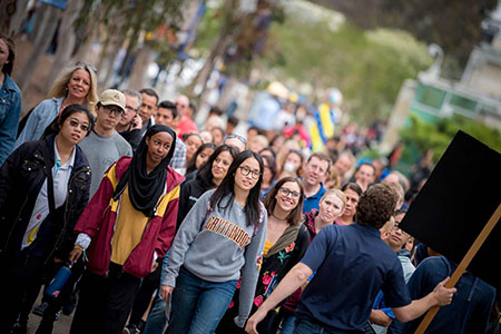 New UC San Diego students tour the campus.