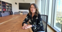 Portrait of Susanne Degher in the conference room in the Department of Philosophy