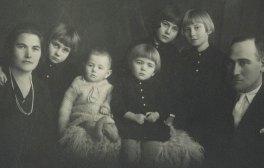Black and white photo of family with five small children.