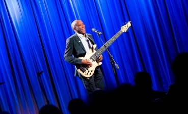 Nathan East on stage with his bass guitar.