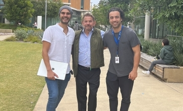 AquilX联合创始人Farshad Tehrani(左)和Hazhir Teymourian(右)与他们的导师加州大学圣地亚哥分校教授Joseph Wang站在一起。