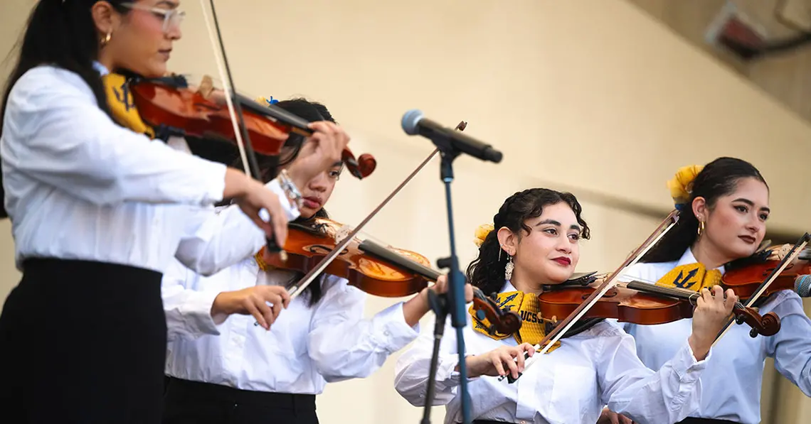 Four Mariachi La Joya del Sur violinists