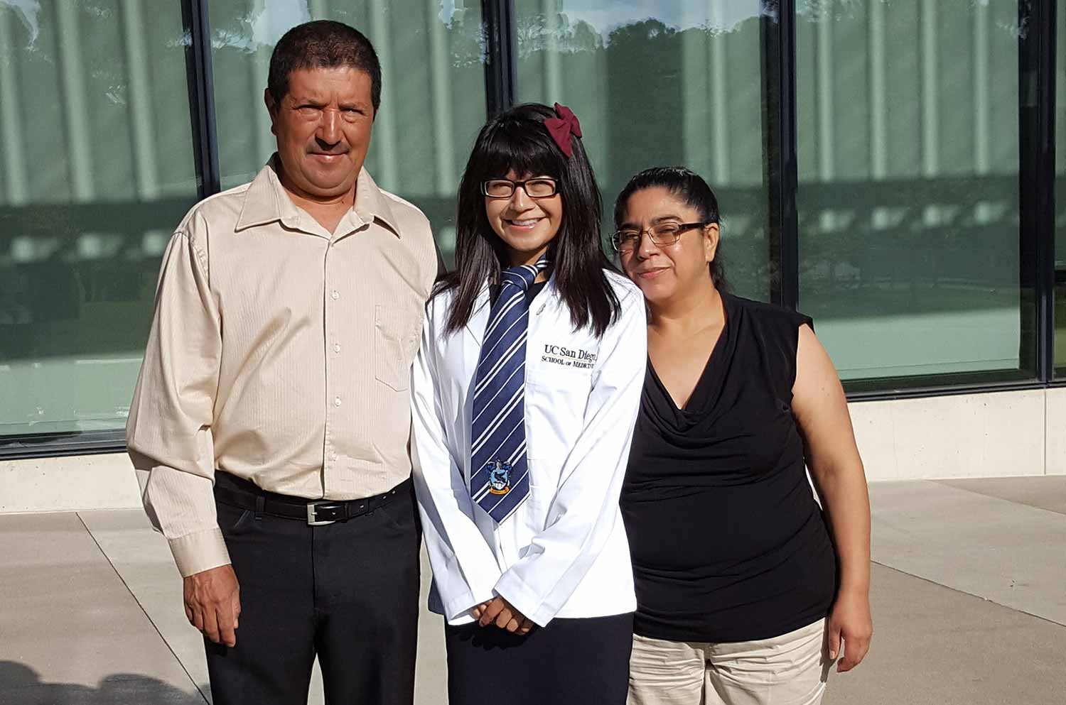 Maribel Patiño with her parents