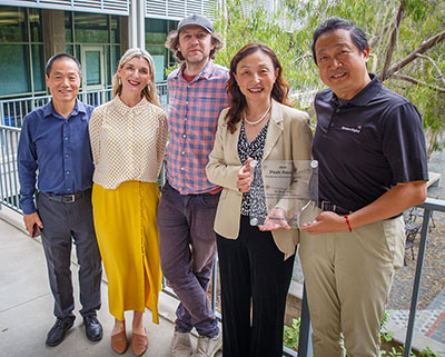 Western Digital leaders present the PEAK award to the spatial genomics team.