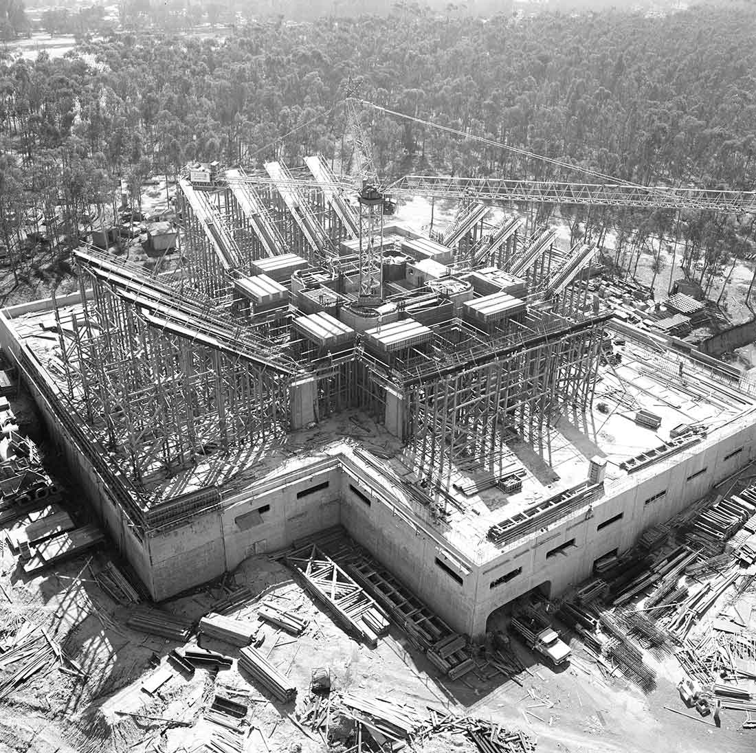 Aerial view of the construction of the UC San Diego Central University Library.