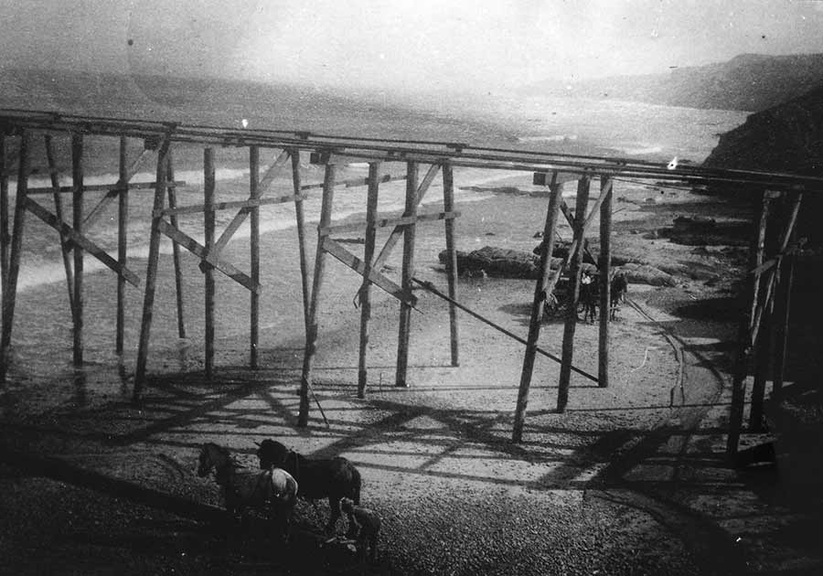 Construction of the original Scripps Pier.