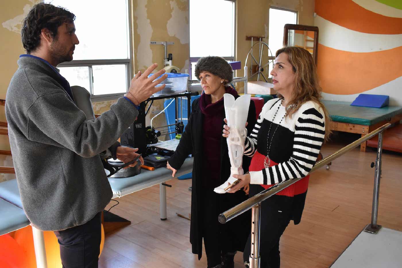 Luca De Vivo talks to two members of the Calafia Rotary Club in Mexico.