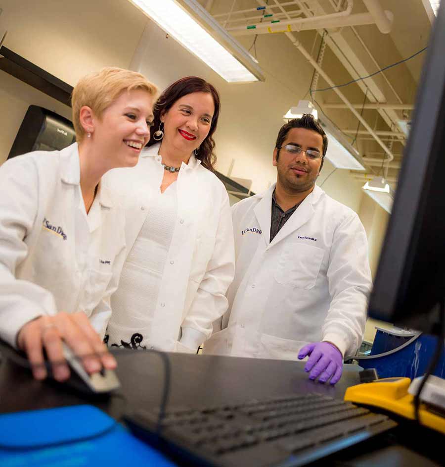 Olivia Graeve with engineers at lab.