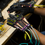 A Glove Powered by Soft Robotics to Interact with Virtual Reality Environments